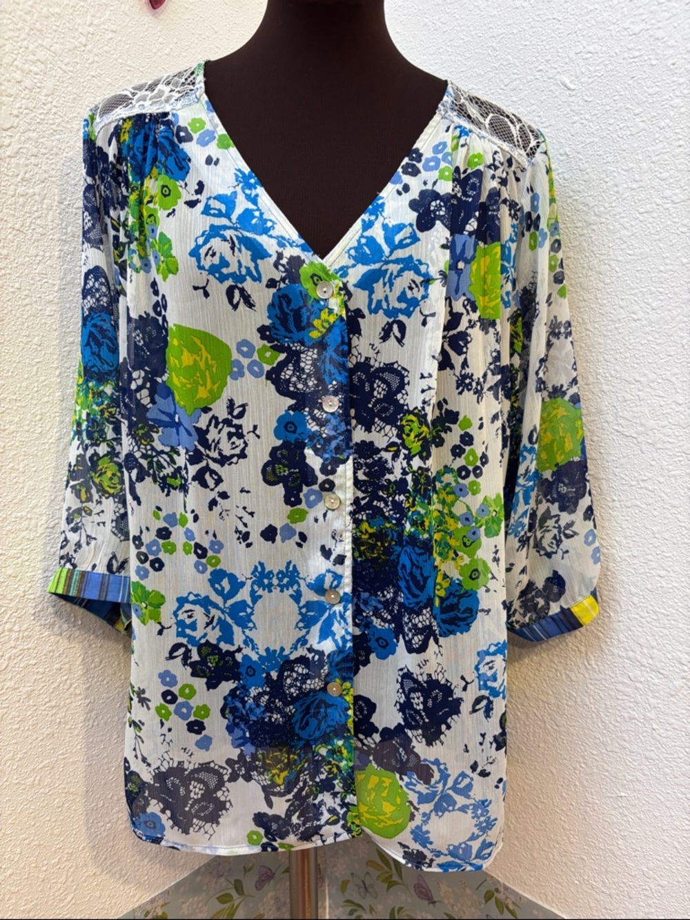 Fig & Flower white with a vibrant lime and green floral half sleeve top. Size L.